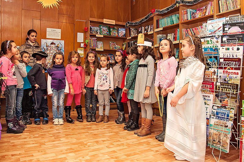 _DSC1983 copy.jpg - Откриване на изложба с рисунки на деца от ЦДГ "Синчец" в Детски и средношколски комплекс